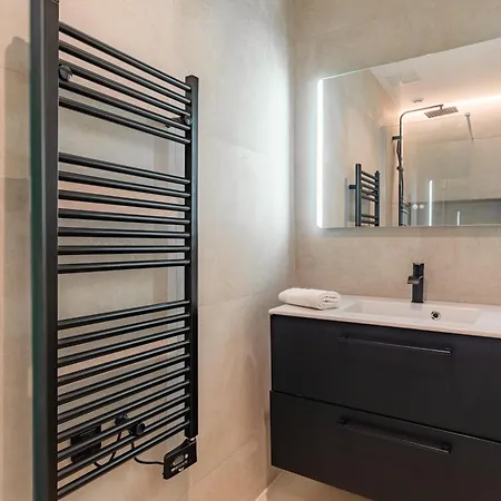 Elegant Bright And Air-conditioned 2 Bedroom In Bastille Apartment Paris